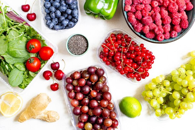 Vista superior de vegetais, frutas, bagas, frutas cítricas em um fundo branco