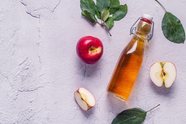 Vista superior de vinagre de cidra de maçã ou bebida de fruta fermentada
