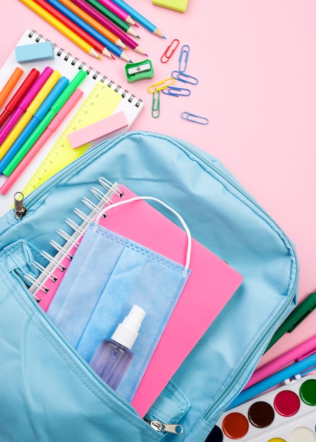 Foto vista superior de volta ao essencial da escola com lápis e caderno