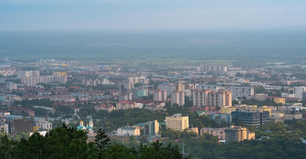 Vista superior de YuzhnoSakhalinsk do Monte Bolchevique