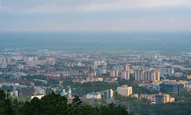 Vista superior de YuzhnoSakhalinsk do Monte Bolchevique