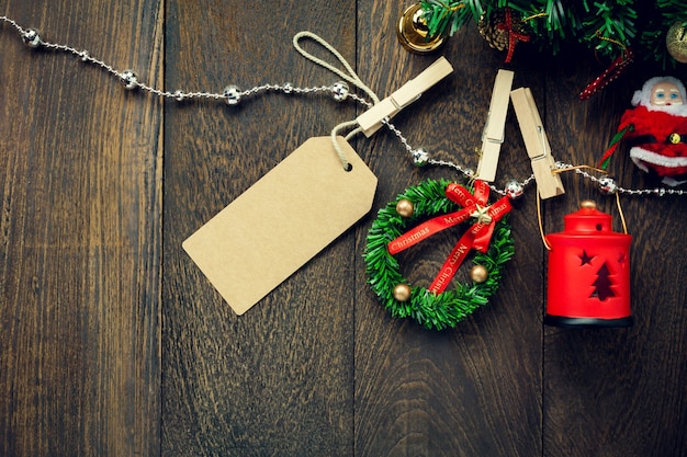 Vista superior Decoração de Natal, lâmpada, rótulo e corda de roupa de jóias em fundo de mesa de madeira com espaço de cópia.