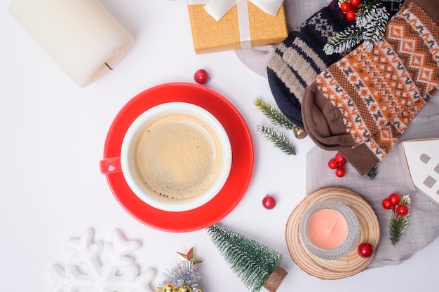 Vista superior decorações planas de Natal em fundo branco