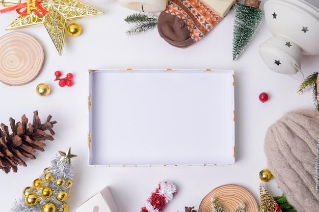 Vista superior decorações planas de Natal em fundo branco