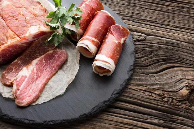 Foto vista superior deliciosa carne de cerdo en un plato