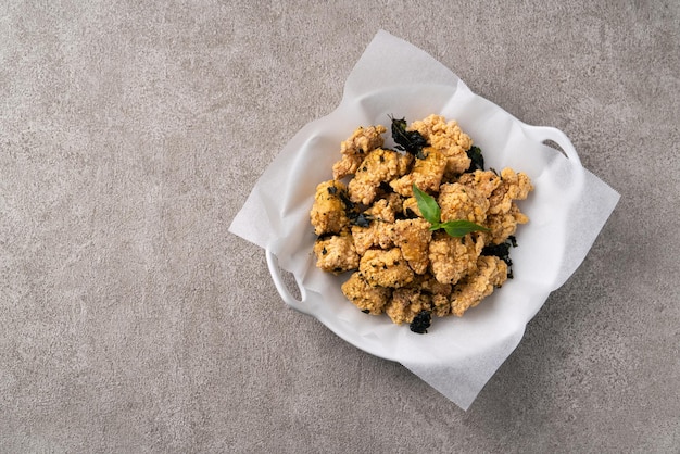 Vista superior de la deliciosa comida de pollo con palomitas de maíz frito en Taiwán para el famoso manjar de comida callejera del mercado nocturno.