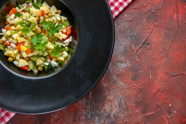 Vista superior deliciosa ensalada de papa dentro de la placa en superficie oscura plato salud dieta pan comida cena almuerzo comida