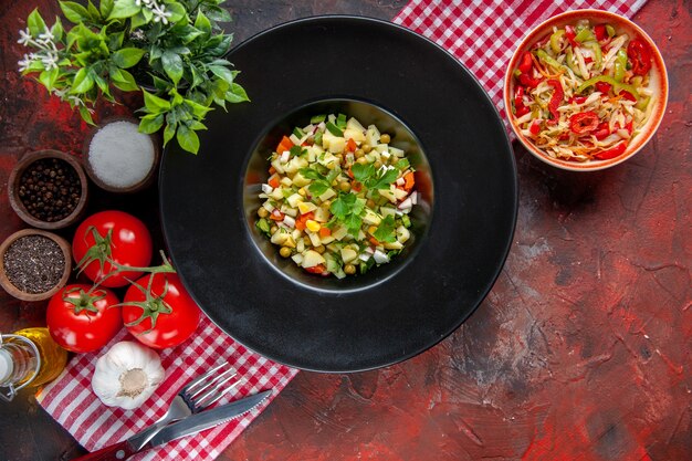 Vista superior deliciosa ensalada de papas con tomates y condimentos en la superficie oscura salud color dieta pan comida cena almuerzo comida