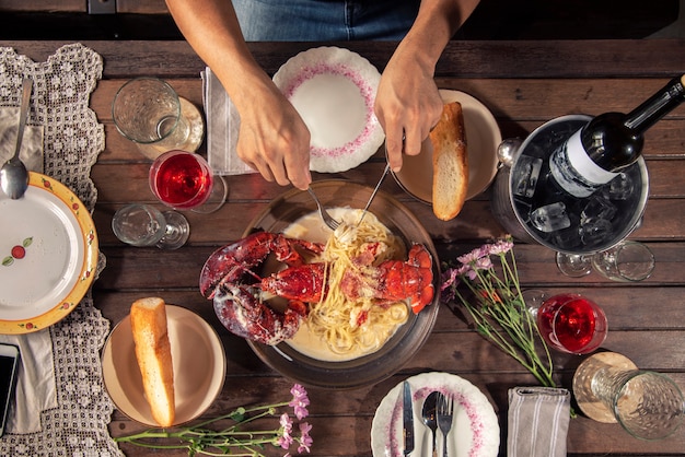 Vista superior una deliciosa langosta recién cocida para la cena conjunto de fondo de mesa de madera