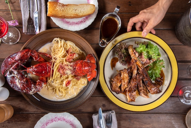 Vista superior una deliciosa langosta recién cocida para la cena conjunto de fondo de mesa de madera