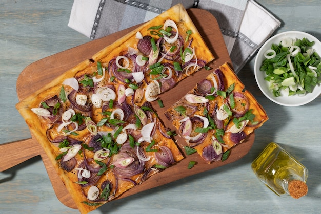 Foto vista superior deliciosa pizza cuadrada con cebolla
