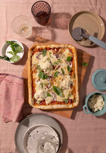 Foto vista superior deliciosa pizza quadrada e coberturas