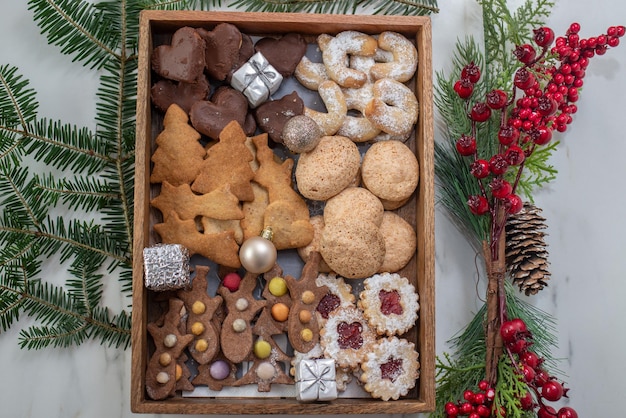 Vista superior de deliciosas galletas caseras de Navidad alemanas en una bandeja sobre la mesa