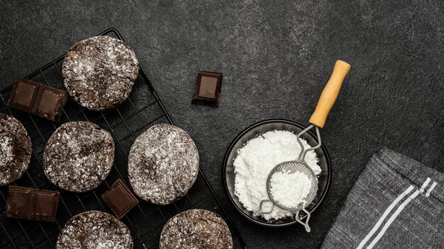 Vista superior de deliciosas galletas de chocolate con azúcar en polvo