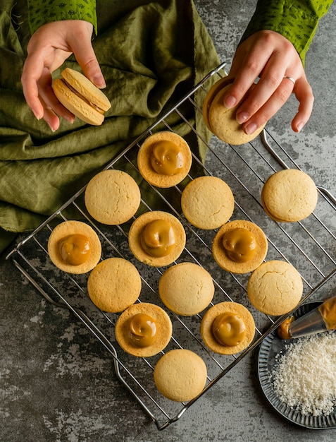 Foto vista superior de deliciosas galletas con crema