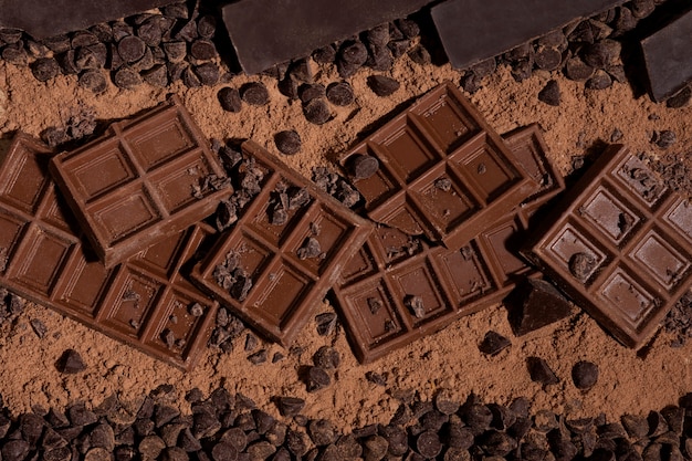 Foto vista superior de deliciosas tabletas de chocolate.