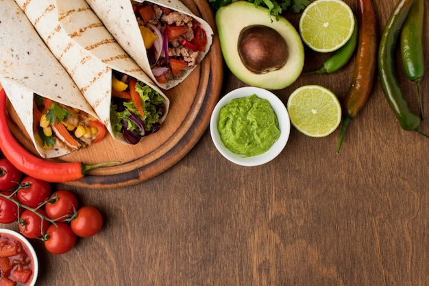 Vista superior deliciosas tortilhas com guacamole em cima da mesa