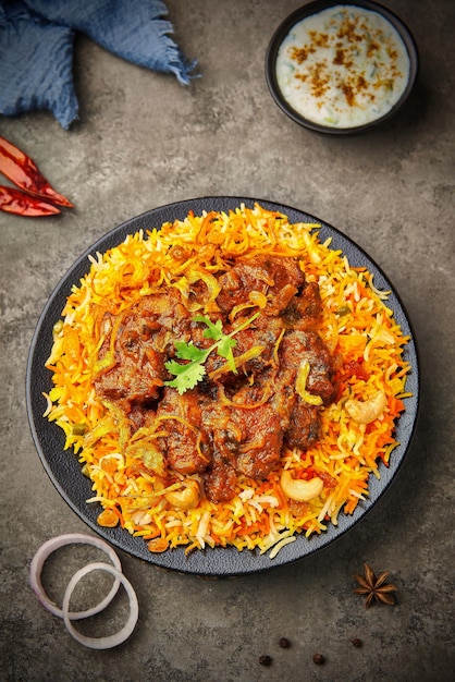 Vista superior de delicioso biryani de pollo con ingredientes