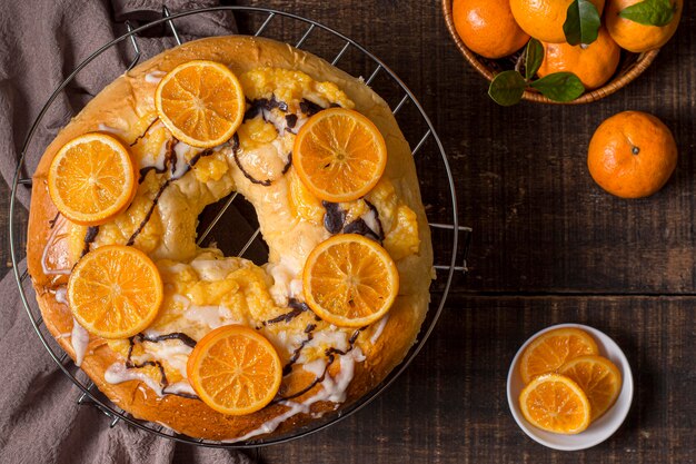 Vista superior del delicioso pastel del día de la epifanía con naranjas