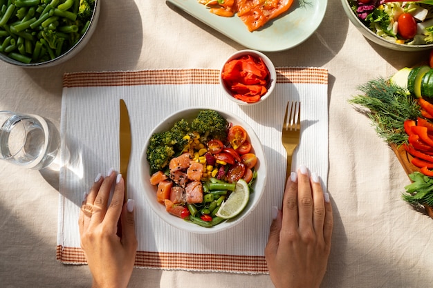 Foto vista superior delicioso tazón de salmón en el interior