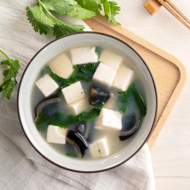 Vista superior del delicioso tofu y sopa de huevo del siglo con cilantro en Taiwán