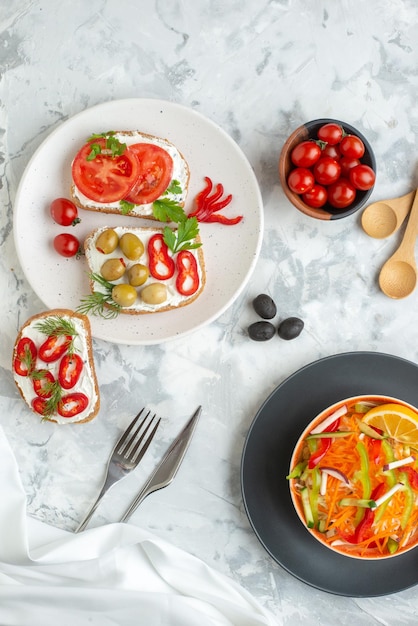 Vista superior deliciosos bocadillos con ensalada de verduras frescas superficie blanca