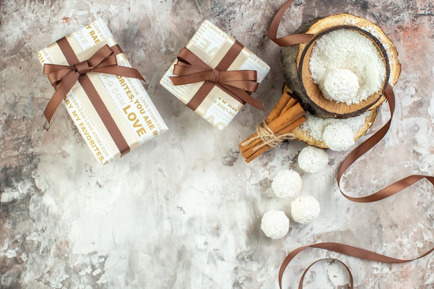 Foto vista superior deliciosos doces de coco com presentes em fundo claro guloseimas cor doce bolo feriado açúcar dia dos namorados casal presentes amor