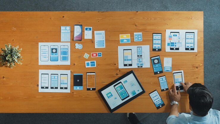 Foto vista superior de un desarrollador calificado caminando y colocando una convocatoria de software ux ui