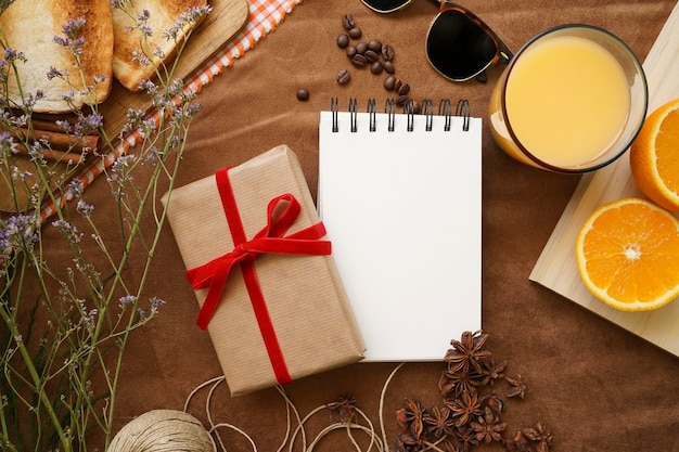 Vista superior de desayuno para el día del padre con regalo y cuaderno