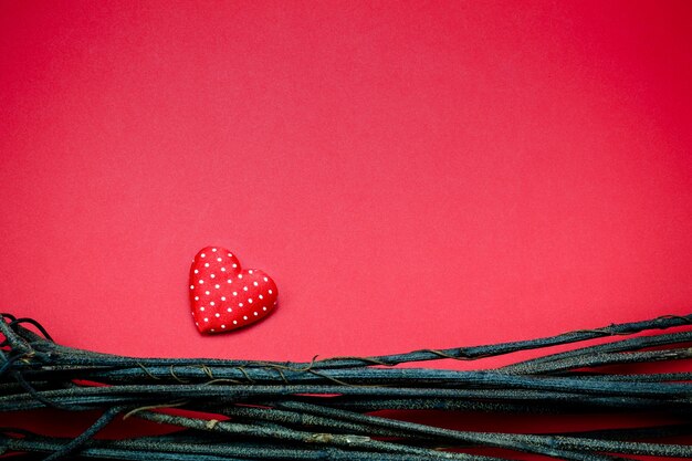 Vista superior día de San Valentín de fondo y decorations.love forma y árbol de madera sobre fondo rojo con copia espacio.