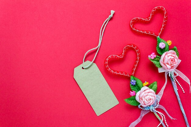 Vista superior día de San Valentín de fondo y decorations.love forma regalo ramo y tarjeta de felicitación sobre fondo rojo con copia espacio.