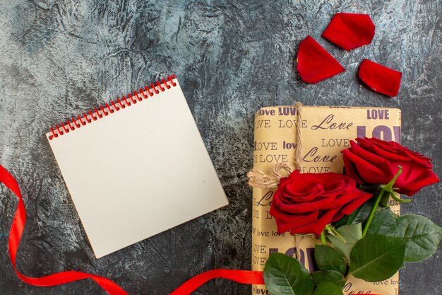Vista superior del día de San Valentín se presenta con rosas rojas sobre un fondo gris pareja matrimonio amor vacaciones corazón sentimientos