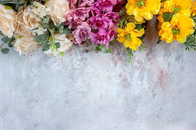 Vista superior de diferentes hermosas flores sobre la superficie blanca