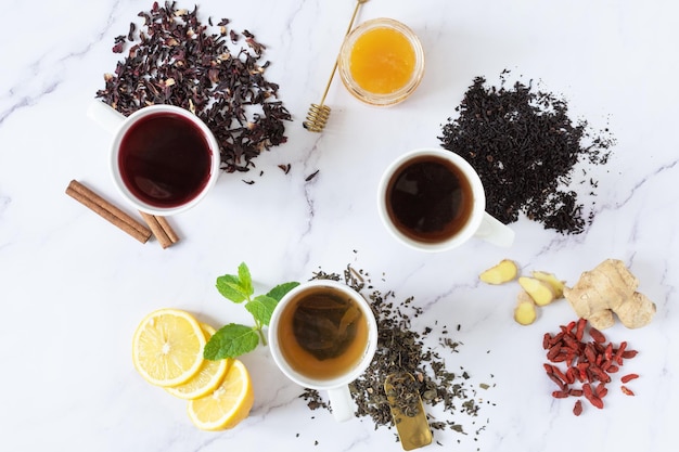 Vista superior de diferentes ingredientes y bebidas de té