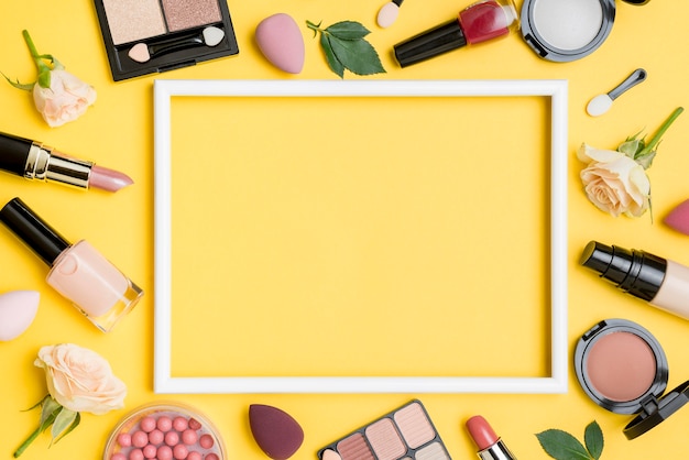 Foto vista superior de diferentes productos de belleza con marco vacío