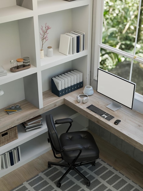 Vista superior de un diseño interior de oficina en casa moderno con maqueta de computadora en la mesa