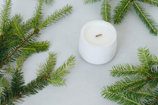 Vista superior de diseño plano de velas de cera en maceta de yeso con tapa Ramas de abeto Lugar para etiqueta