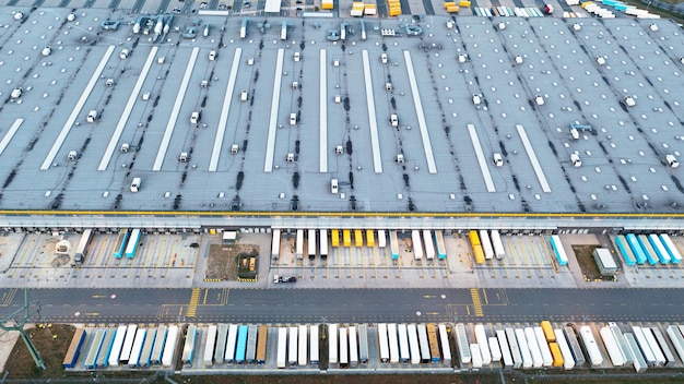 Foto vista superior do armazém e das mercadorias de caminhões esperando para carregar perto do armazém com mercadorias do armazém de logística da loja on-line