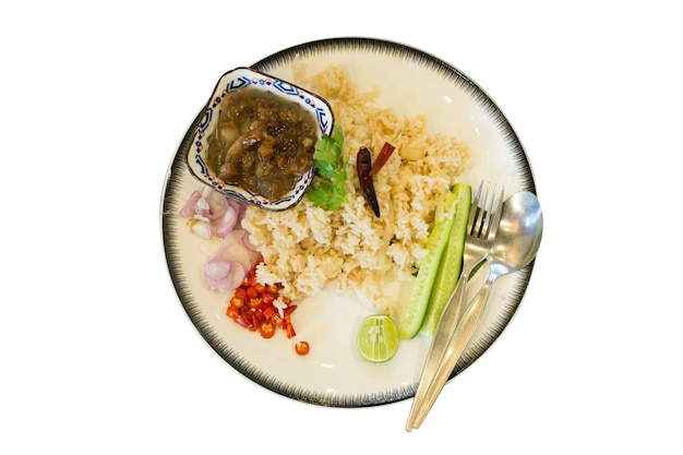Vista superior do arroz frito com pasta de camarão tailandês com foco seletivo de carne de porco doce