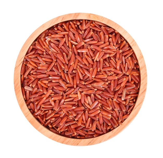 Vista superior do arroz vermelho isolado no fundo branco