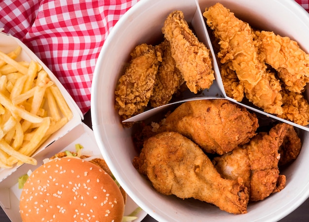 Foto vista superior do balde de frango frito com hambúrguer e batatas fritas