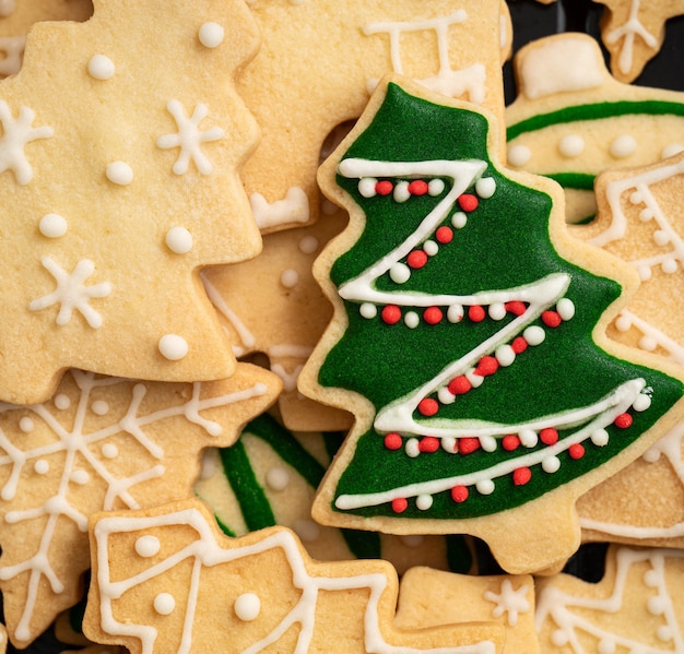 Vista superior do biscoito de árvore de Natal de gengibre de sabor simples verde decorado com espaço de cópia, conceito de celebração do feriado.