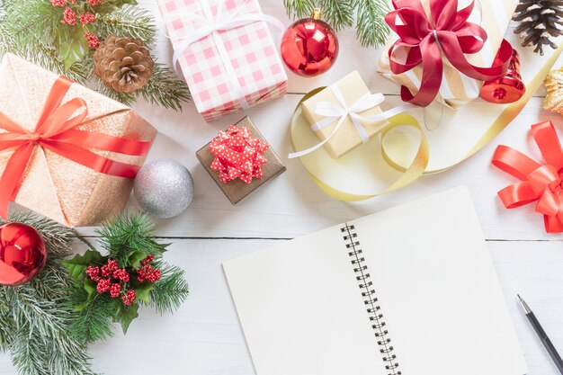 Vista superior do caderno em branco, lápis e caixa de presente de férias de natal e ano novo decorativa ou