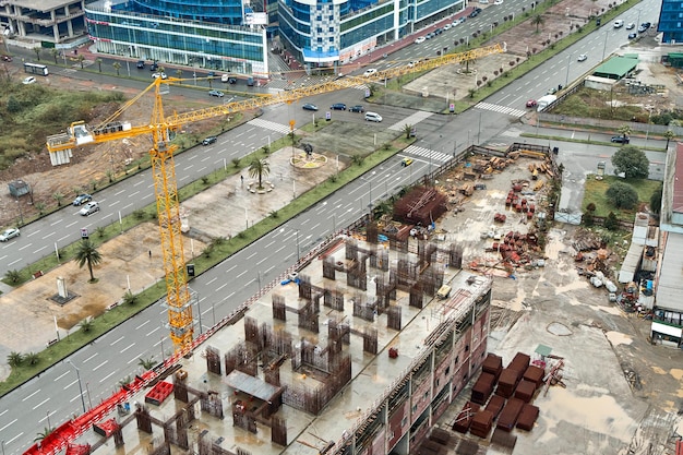 Vista superior do canteiro de obras Fase inicial da construção de um edifício alto