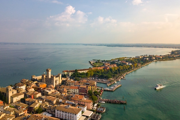 Vista superior do Castelo Scaligera e Sirmione no Lago de Garda, Toscana