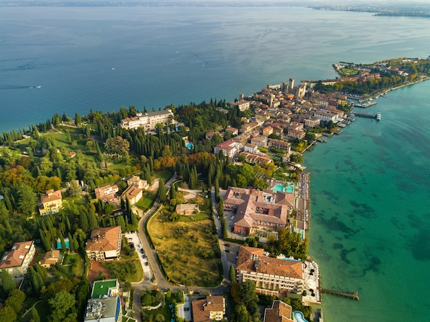 Vista superior do Castelo Scaligera e Sirmione no Lago de Garda, Toscana