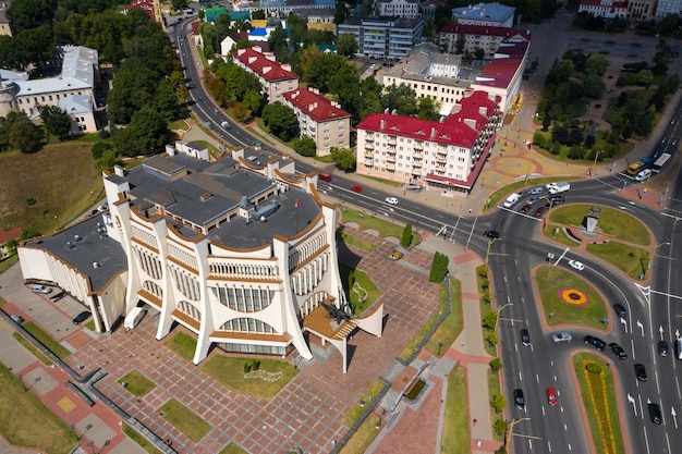 Vista superior do centro da cidade de Grodno e da Ópera branca, Bielorrússia. O centro histórico da cidade com um telhado de telhas vermelhas, um castelo e uma ópera.