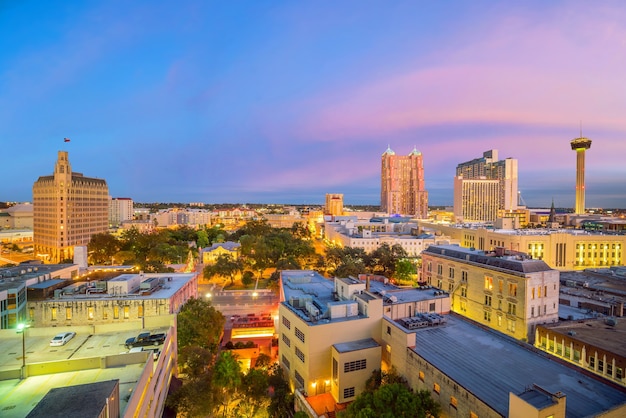 Vista superior do centro de San Antonio, no Texas, EUA, ao pôr do sol