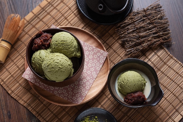 Vista superior do chá verde caseiro ou sorvete matcha na tigela de madeira com feijão vermelho doce