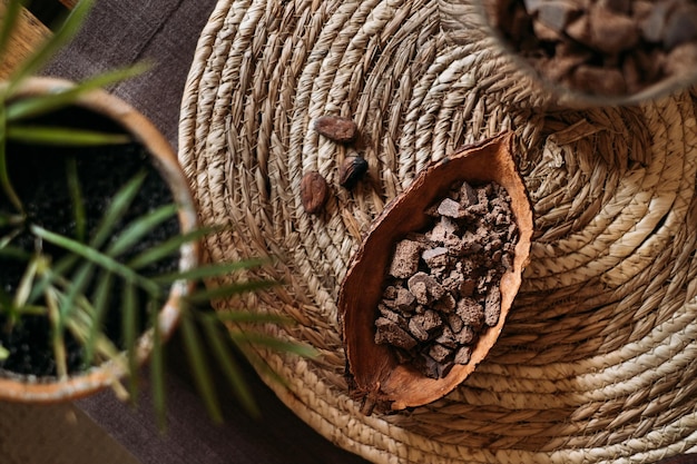 Vista superior do chocolate saudável feito à mão em grãos de cacau orgânico